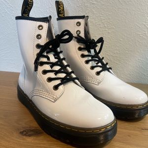 White leather Dr. Martens with a shinny finish. Amazing condition!!!